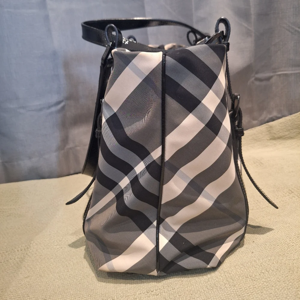 Burberry Victoria Black And White Nova Check Tote/bag